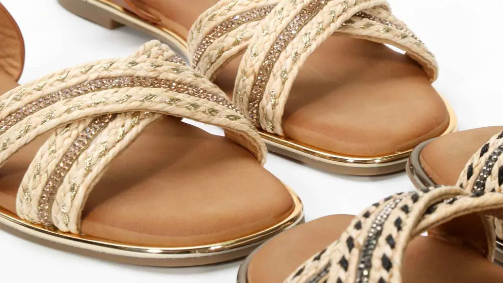 Sandalias planas cruceta con brillo y cierre de pulsera de Marypaz