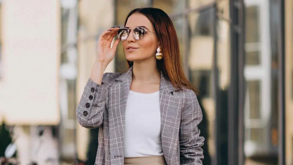 Una mujer a la moda con prendas de El Corte Ingl&eacute;s