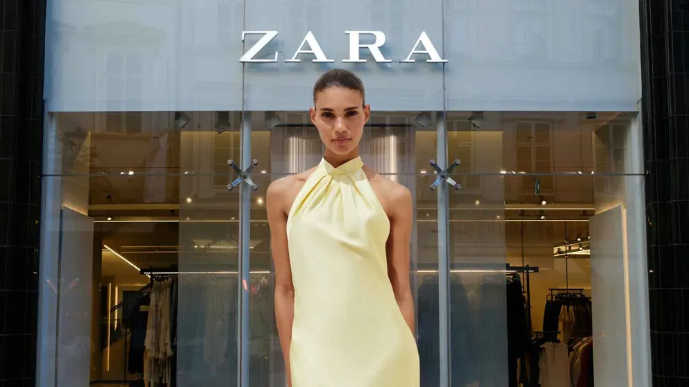 Una mujer a la moda frente a una tienda de Zara