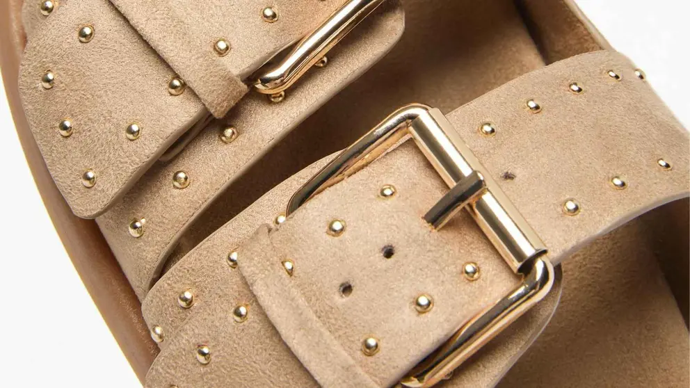 Sandalia plana con detalle de doble hebilla de Lefties