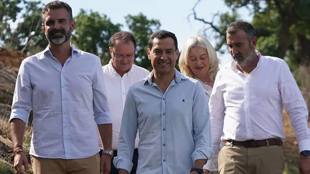 Juanma Moreno, junto al consejero de Agricultura de la Junta de Andaluc&iacute;a, Ram&oacute;n Fern&aacute;ndez-Pacheco