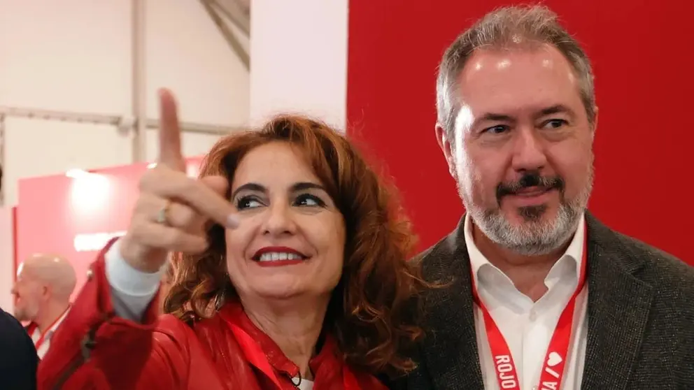 Mar&iacute;a Jes&uacute;s Montero, junto a Juan Espadas en una imagen de archivo