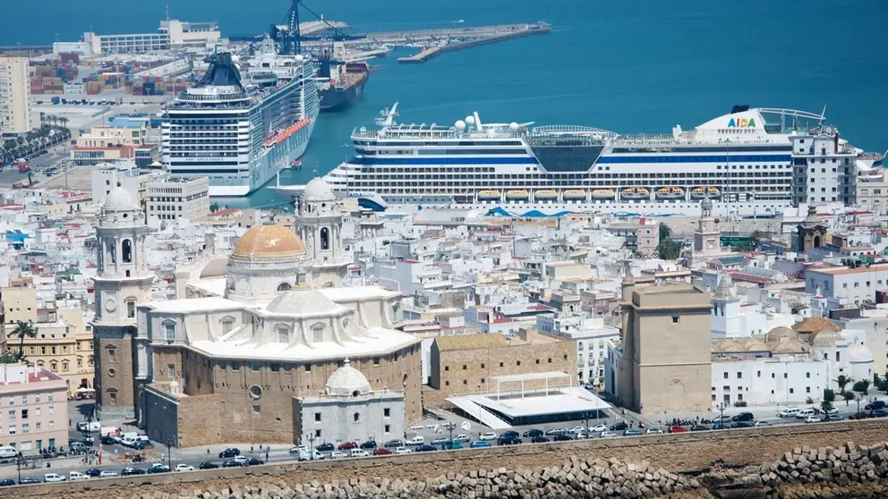 Imagen a&eacute;rea de un crucero en el Puerto de C&aacute;diz (1)