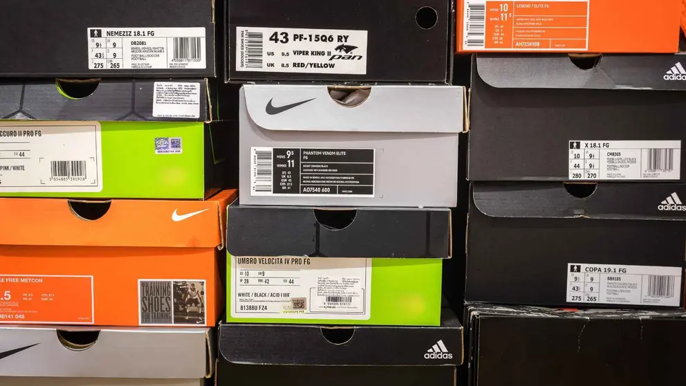 Caja de zapatillas de Nike y Adidas
