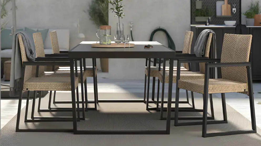 El conjunto de mesa con seis sillas de exterior V&Auml;RMANS&Ouml; en color gris oscuro y marr&oacute;n de Ikea
