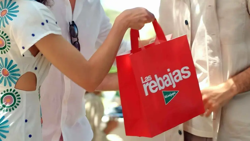 El Corte Ingl&eacute;s lanza rebajas del 50 % en dos modelos top de Veja y Victoria