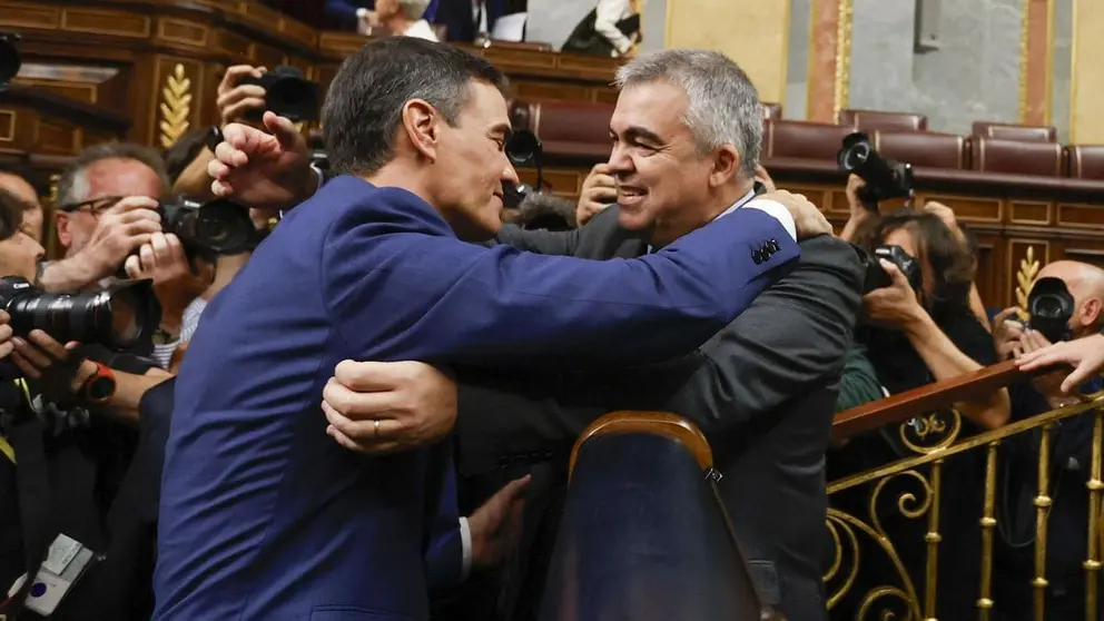 Pedro S&aacute;nchez se abraza con Santos Cerd&aacute;n en una imagen de archivo