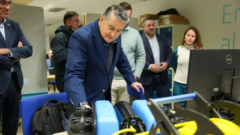 Antonio Sanz, en la visita al centro de El Cubo junto a Joaqu&iacute;n Segovia, director territorial Sur de Telef&oacute;nica Espa&ntilde;a