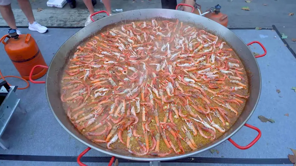 El espect&aacute;culo culinario de la fideu&aacute; para 200 comensales que est&aacute; arrasando en reproducciones