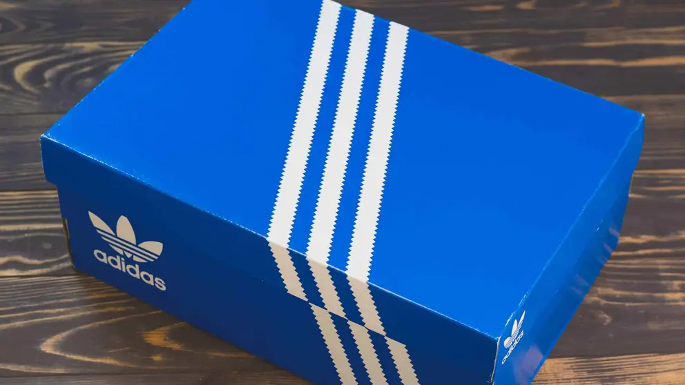Caja de zapatillas Adidas