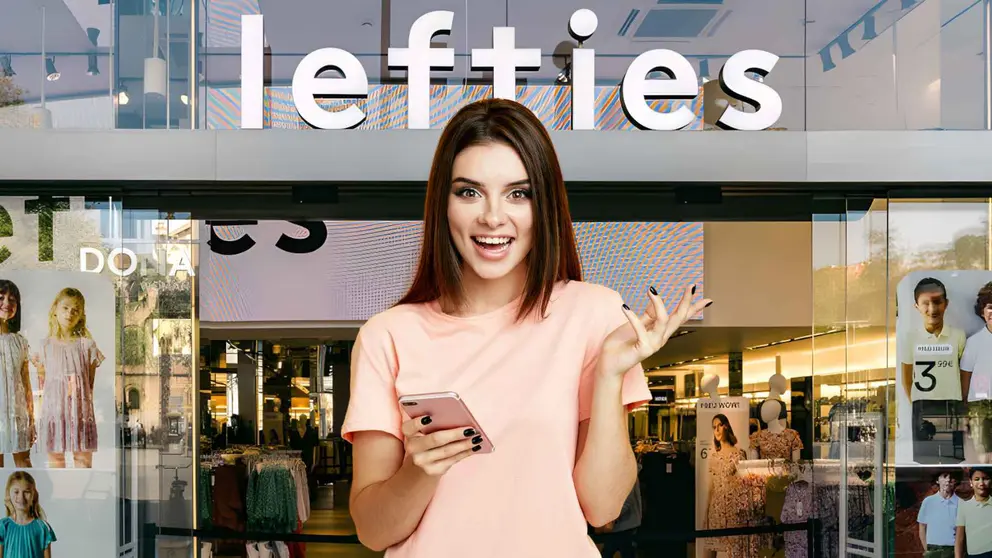 Una mujer frente a una tienda de Lefties