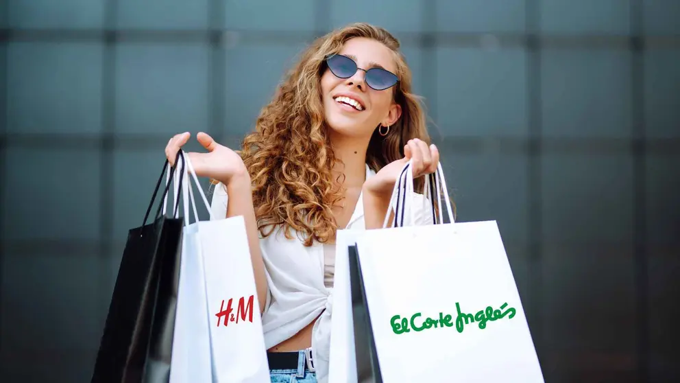 Una mujer con bolsas de compra de H&M y El Corte Ingl&eacute;s