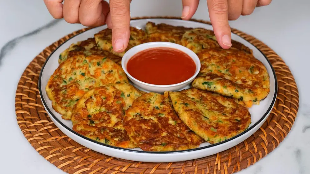 Tortitas de calabac&iacute;n con at&uacute;n y queso, la nueva receta f&aacute;cil de Loli Dom&iacute;nguez