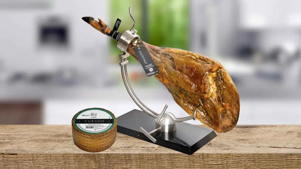 Jam&oacute;n ib&eacute;rico 100% de bellota Esencia&uacute;nica pieza 6,7 kg de COVAP y queso curado de oveja