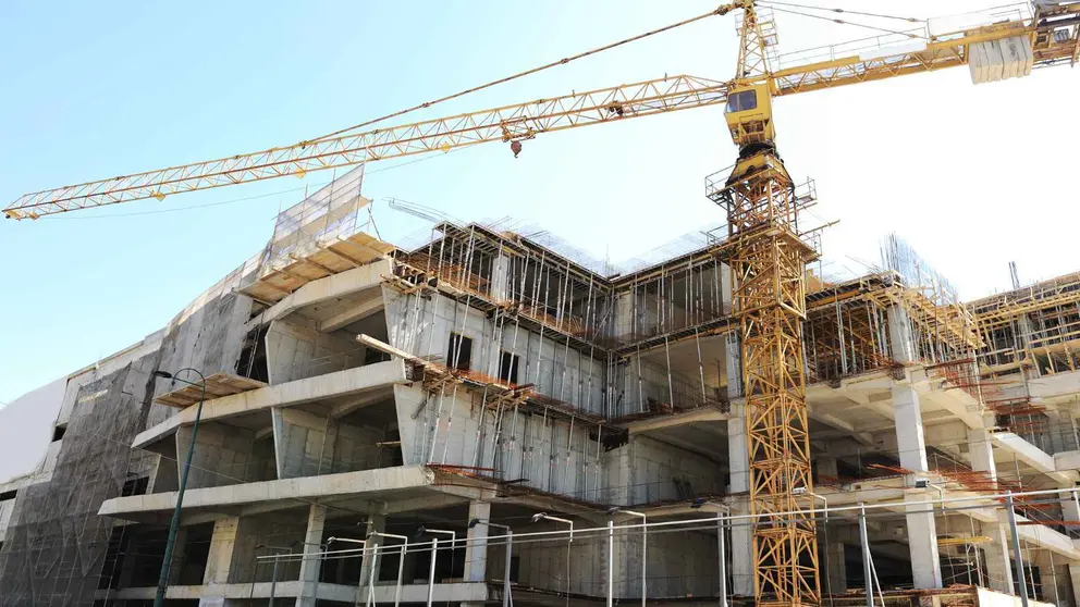 Un edificio en obras en una foto de archivo