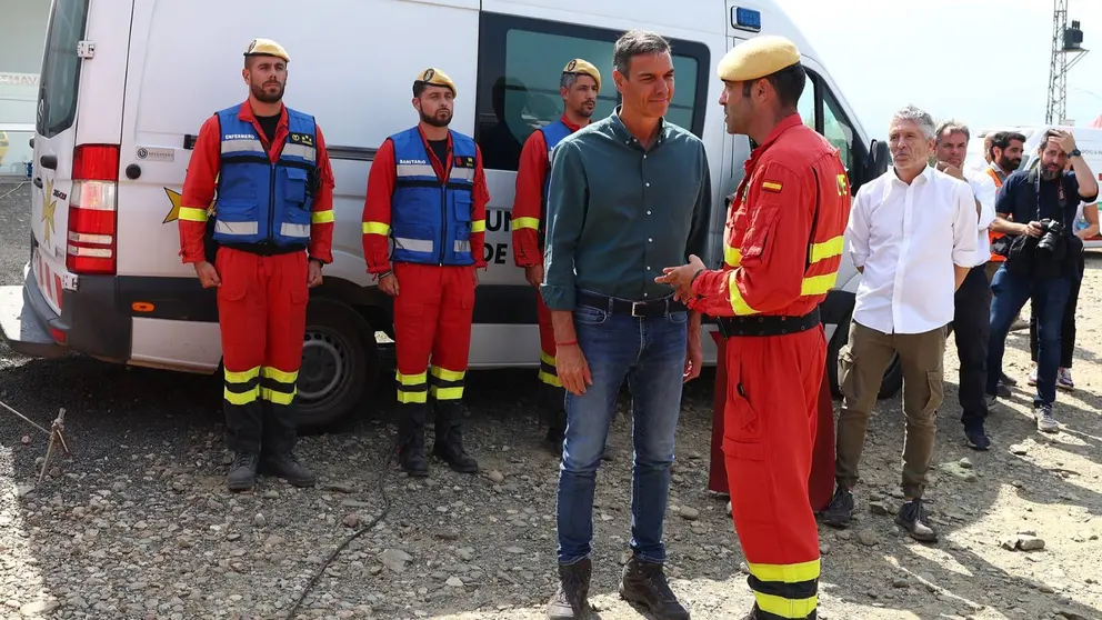 El presidente del Gobierno, Pedro S&aacute;nchez, conversa con uno de los integrantes del dispositivo de emergencias