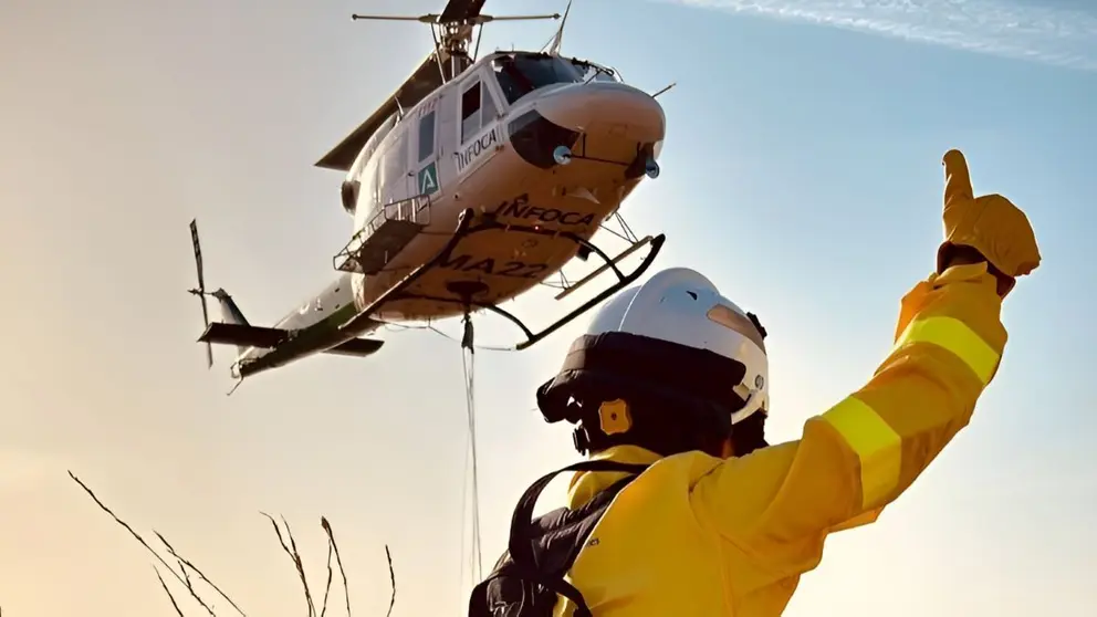 Un trabajador de INFOCA saludando a un helic&oacute;ptero
