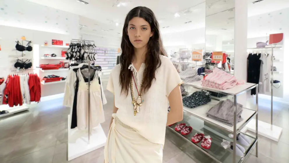 Una mujer en el interior de una tienda de El Corte Ingl&eacute;s
