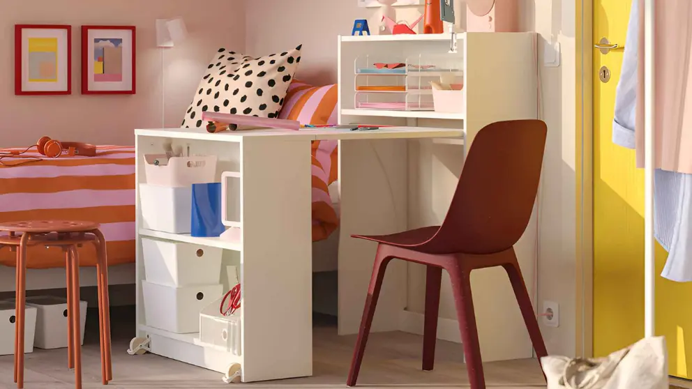 Librer&iacute;a con mesa plegable BILLY de Ikea