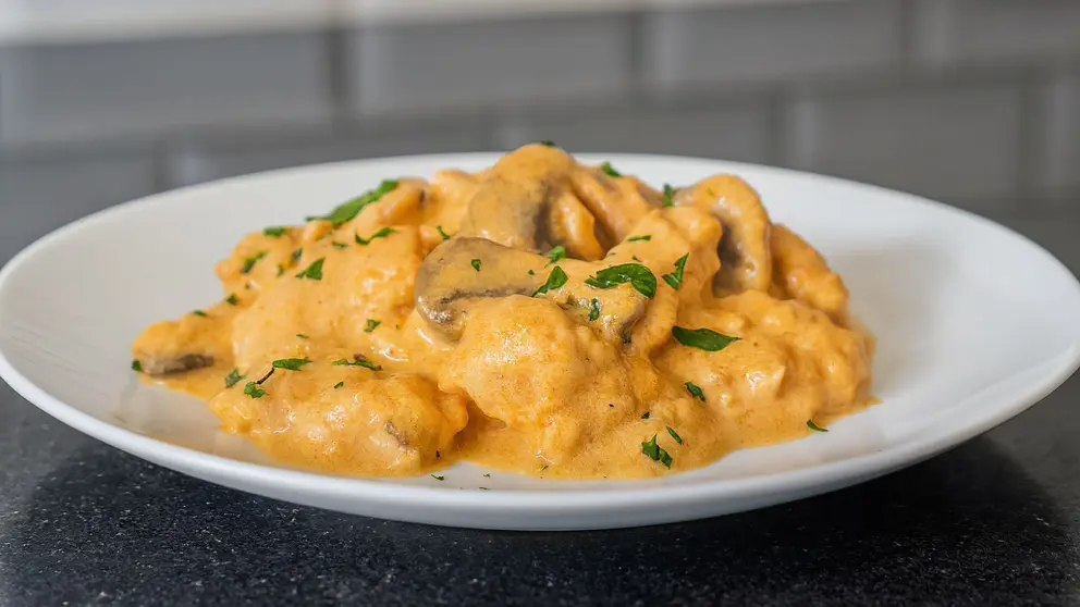 El pollo con crema y champi&ntilde;ones que se ha convertido en el plato de moda en Espa&ntilde;a