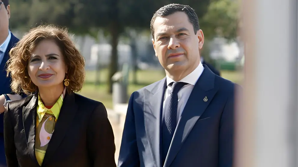 Juanma Moreno y Mar&iacute;a Jes&uacute;s Montero