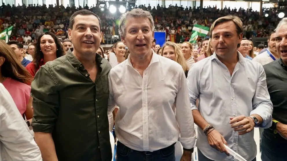 Juanma Moreno y Feji&oacute;o, junto sdurante un acto en M&aacute;laga