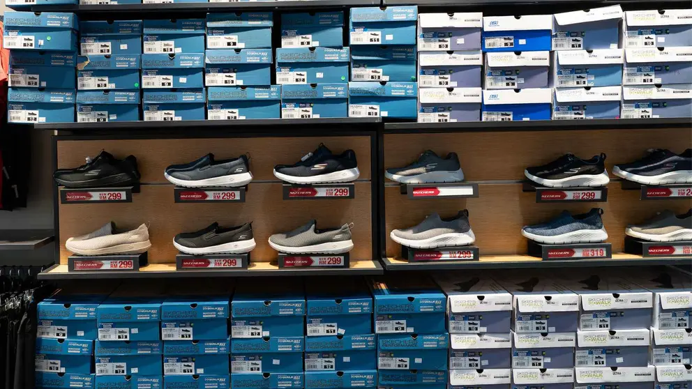 Secci&oacute;n de zapatillas en una tienda de Skechers
