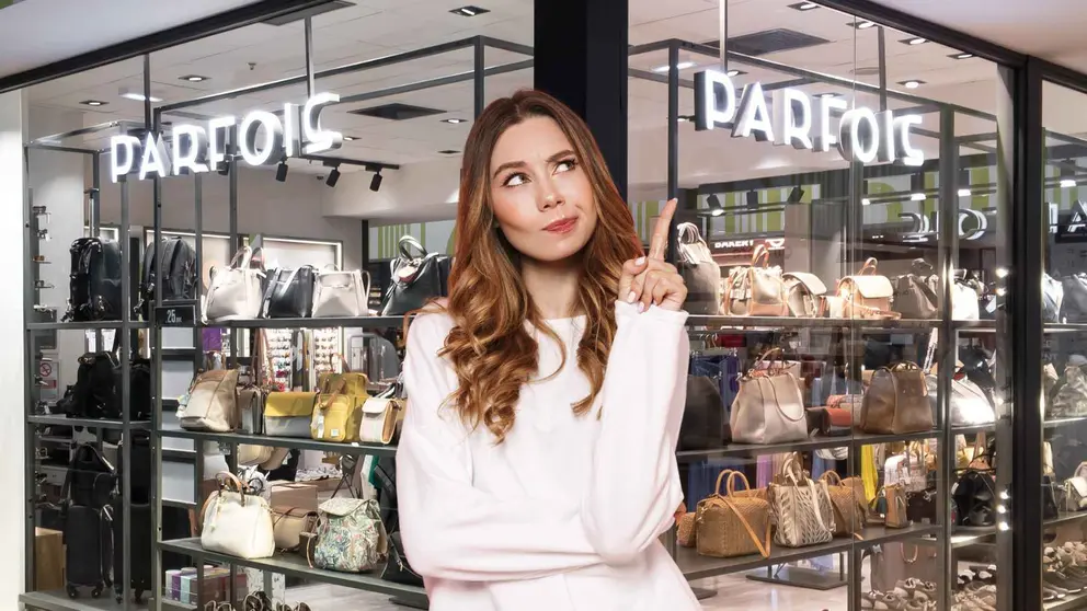 Una mujer frente a una tienda de Parfois