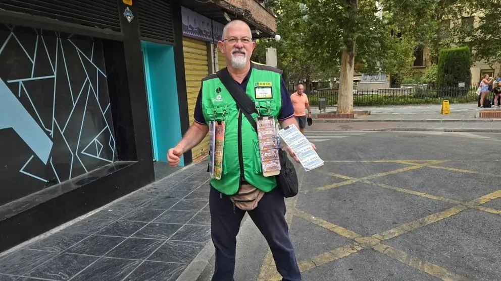 Jos&eacute; Miguel Castillo Victoria, vendedor de la ONCE en Plaza Los Campos