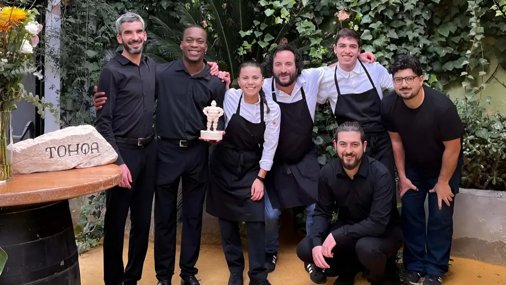 Edu P&eacute;rez junto a su equipo del restaurante Tohqa mostrando orgullosos la estatuilla de la estrella Michel&iacute;n - Instagram Tohqa_