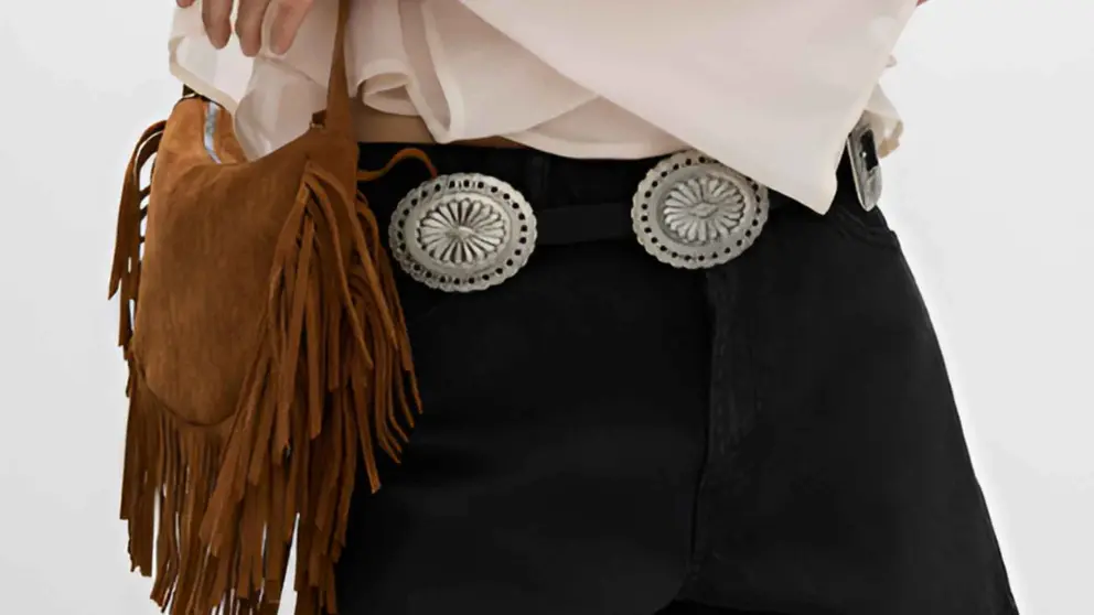 Bolso tipo bandolera con flecos y acabado efecto ante en Lefties