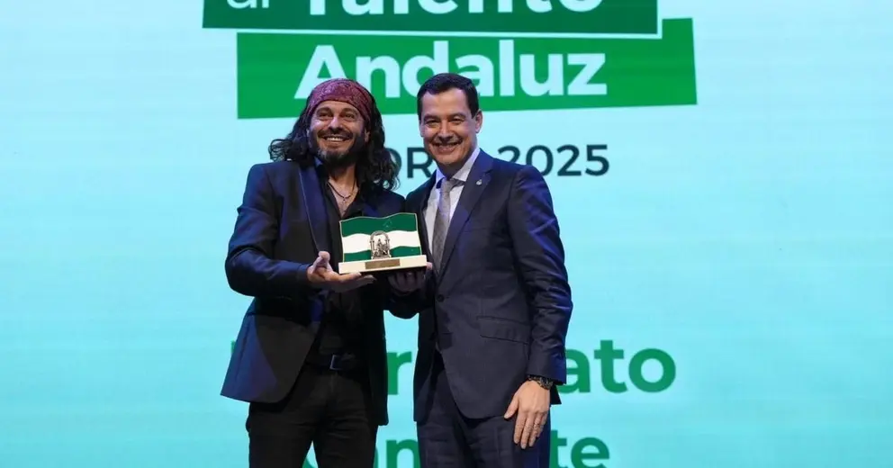 Juanma Moreno, en una imagen de archivo junto a Javier Laband&oacute;n El Arrebato