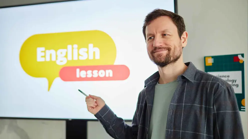 Un profesor dando clases de ingl&eacute;s
