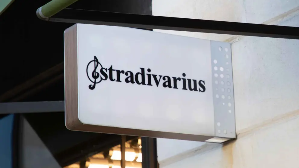 Cartel de tienda Stradivarius