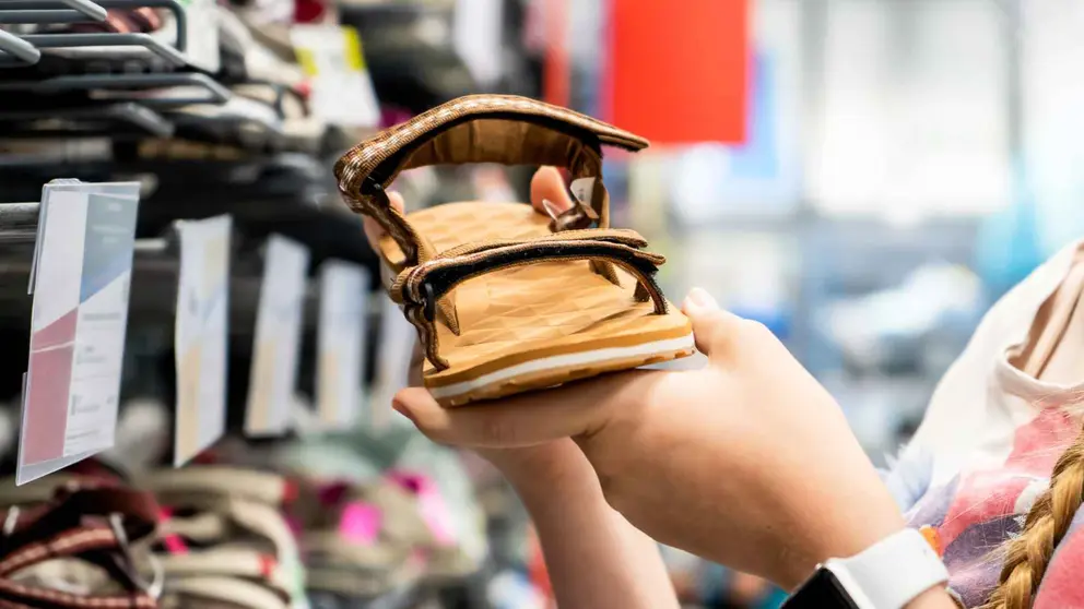 Sandalias en una tienda de Decathlon
