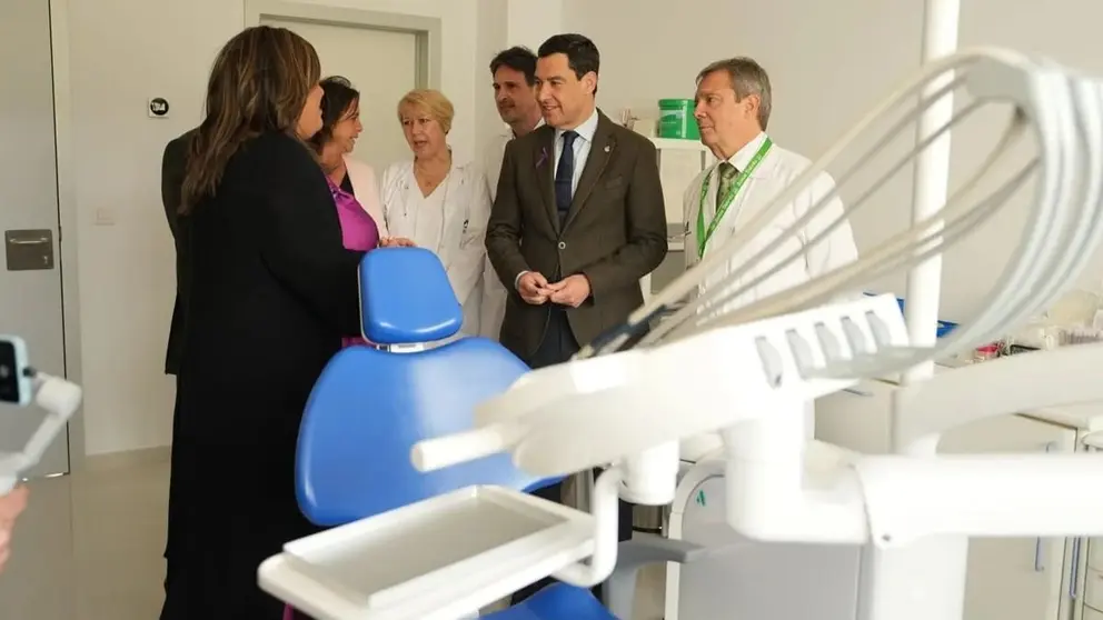 Juanma Moreno, durante la inauguraci&oacute;n de un centro de salud en Andaluc&iacute;a