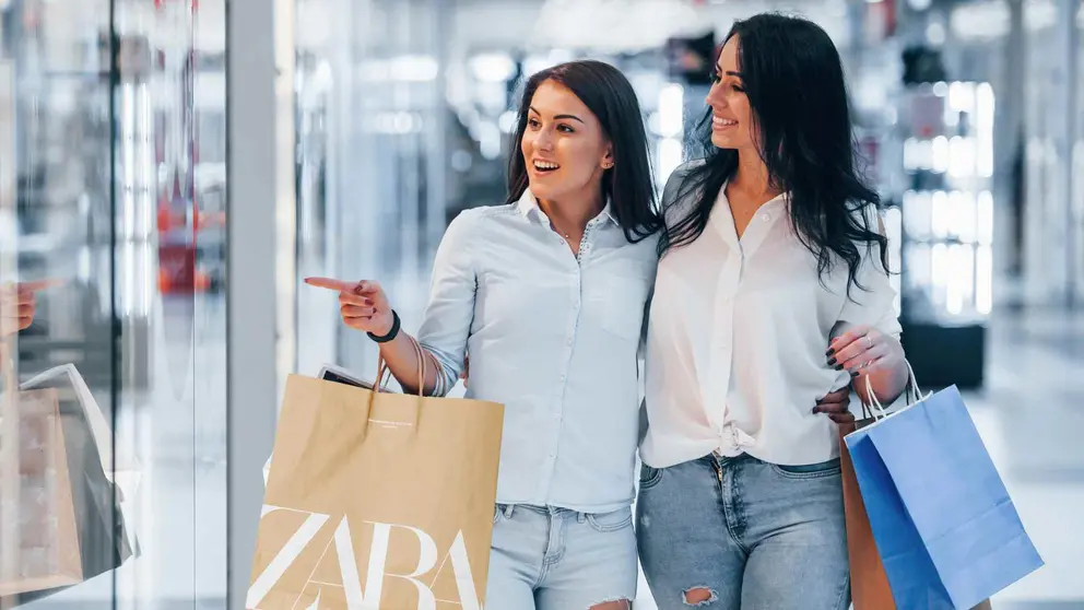 El vestido satinado que m&aacute;s favorece de ZARA y que es tendencia de cara a oto&ntilde;o