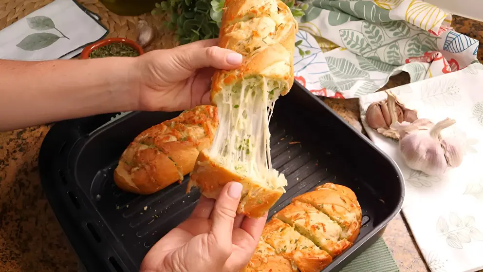 Pan de ajo con queso preparado por una cocinera chiclanera