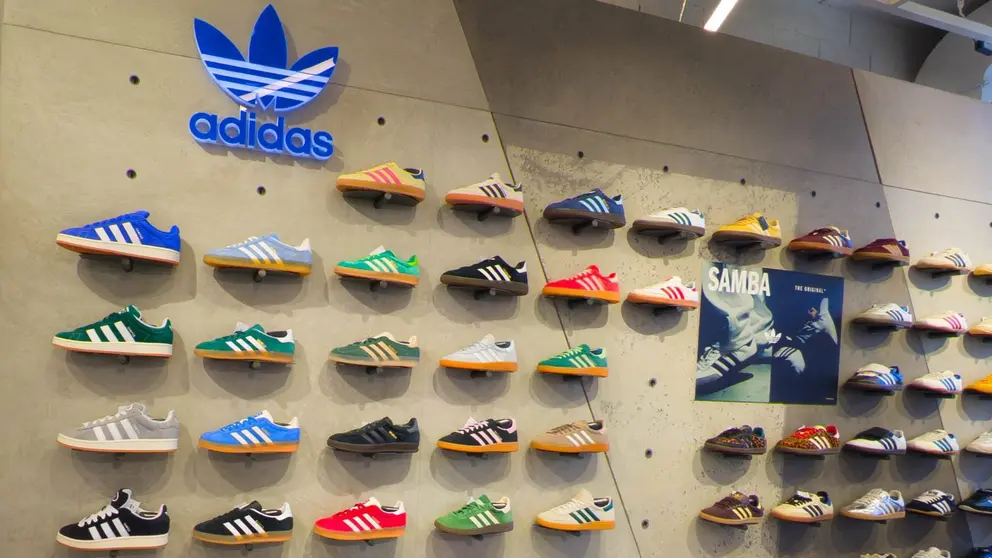 Exposici&oacute;n de zapatillas de tienda Adidas