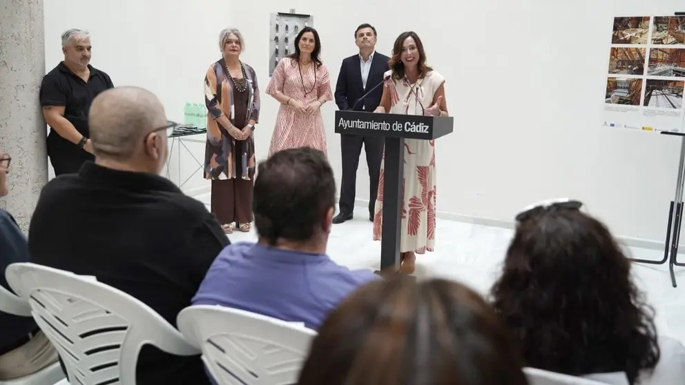 Acto de entrega de llaves de una nueva promoci&oacute;n de viviendas en la calle Santiago de C&aacute;diz