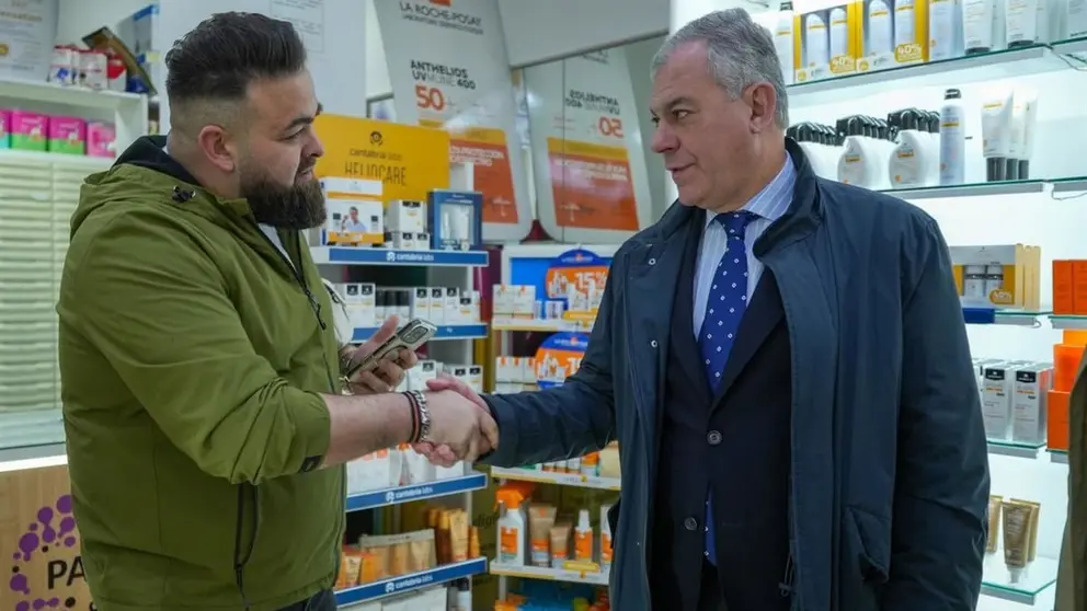 Imagen del alcalde de Sevilla, Jos&eacute; Luis Sanz, junto a un empresario