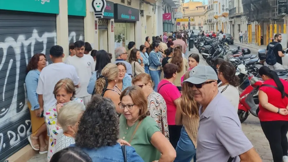 Largas colas en los aleda&ntilde;os del Teatro Villamarta