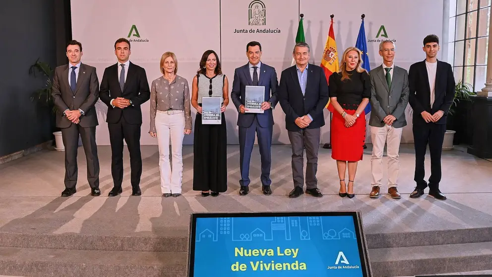 Juanma Moreno presenta a los agentes sociales la futura Ley de la Vivienda de Andaluc&iacute;a | Salvador L&oacute;pez Medina