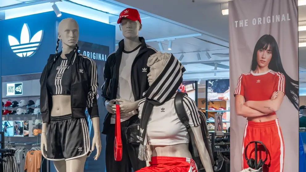 Aitana en la carteler&iacute;a de promoci&oacute;n de Adidas en El Corte Ingl&eacute;s Goya, Madrid