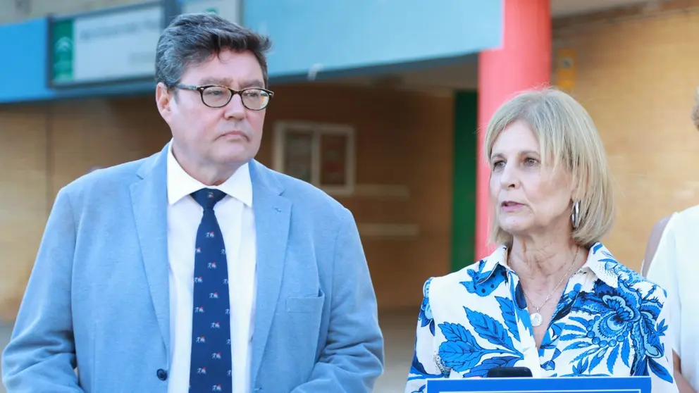 Mar&iacute;a Jos&eacute; Garc&iacute;a-Pelayo junto a Jos&eacute; &Aacute;ngel Aparicio | Cristo Garc&iacute;a