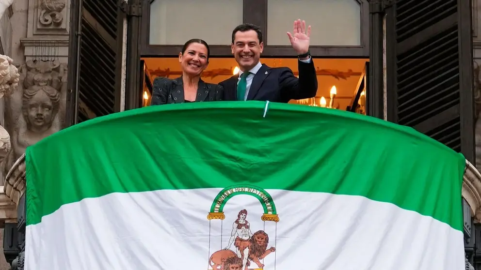 Juanma Moreno, junto a Sara Baras en un acto en el Palacio de San Telmo