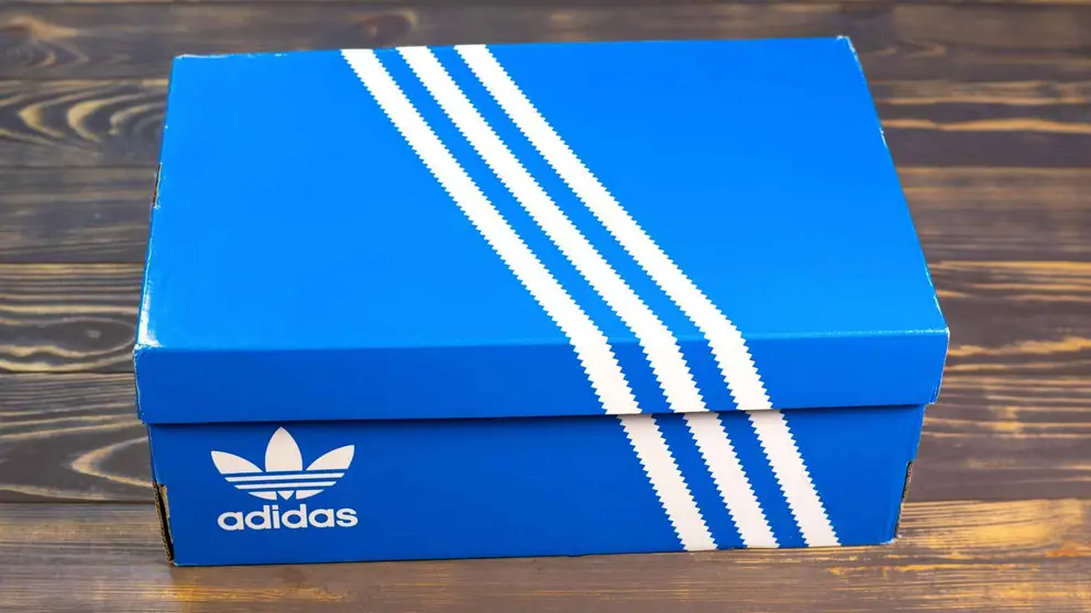 Caja de zapatillas de Adidas