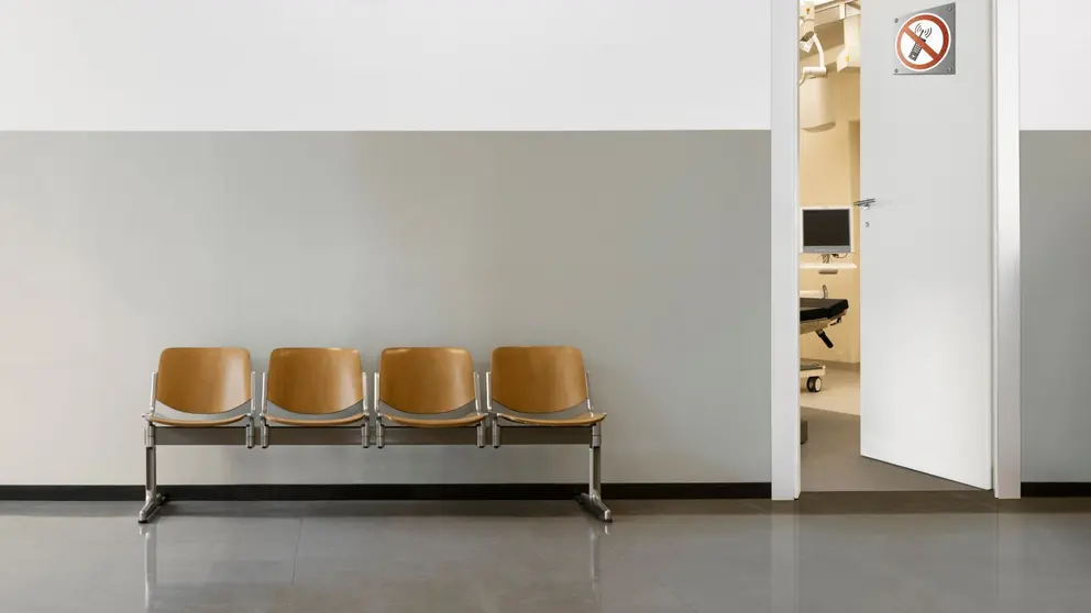 Sala de espera de m&eacute;dico vac&iacute;a