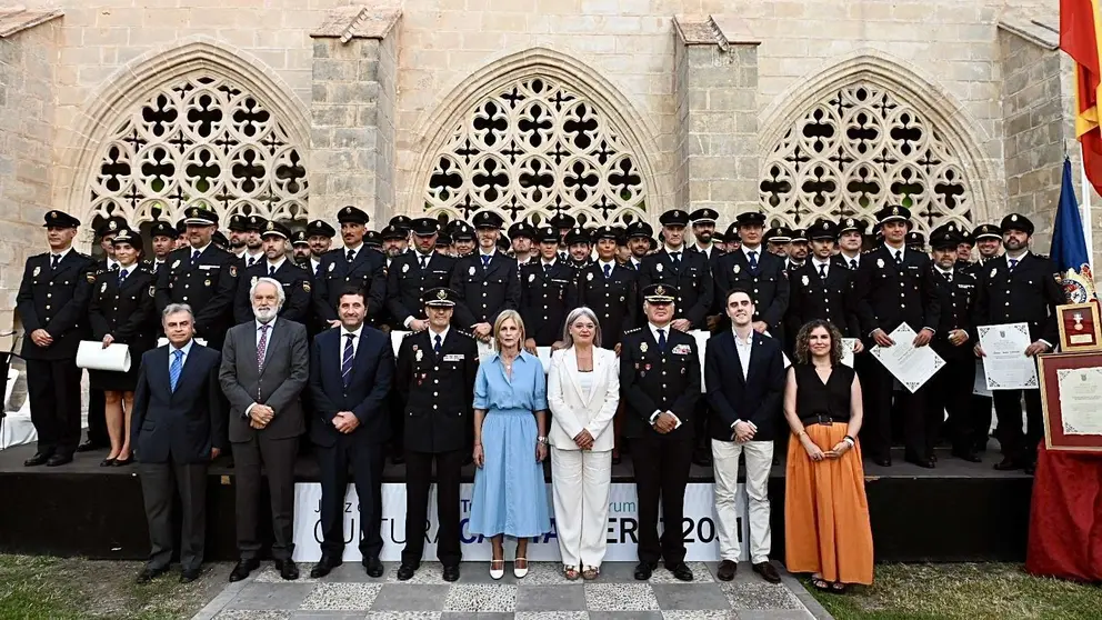 Entrega de diplomas acreditativos de la Medalla de Oro a la Polic&iacute;a Nacional en Jerez