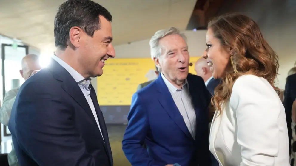Juanma Moreno, junto a I&ntilde;aki Gabilondo y Pastora Soler